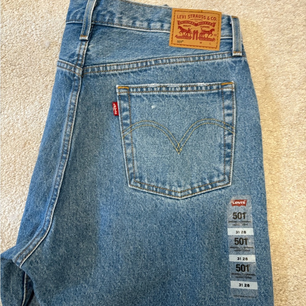 Levi’s 501 cropped distressed jeans - Size 31 BRAND NEW